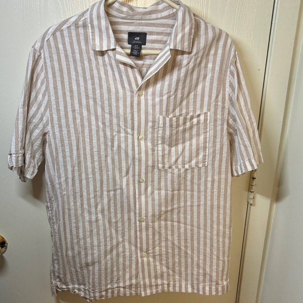 H&M Men’s Beige and White Vertical Stripe Short-Sleeve Button-Up Shirt